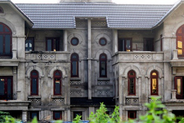 Dạo quanh Hà Nội, không khó để bắt gặp những căn nhà đồ sộ hay biệt thự cũ kĩ rơi vào cảnh “vườn không nhà trống”. Vì đã lâu không được sử dụng nên ngoại nội thất của những công trình này đều xuống cấp rõ rệt.