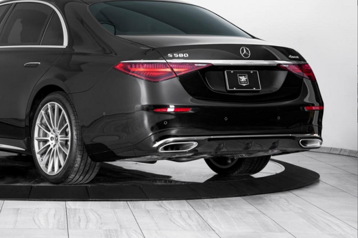 Mẫu xe này cũng có thể được trang bị đèn nhấp nháy, còi báo động, và hệ thống địa chỉ công cộng cho phép người ngồi trong xe giao tiếp với những người bên ngoài xe mà không cần hạ cửa sổ.