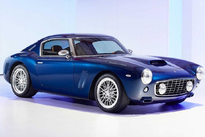 Mẫu Ferrari 250 GT SWB huyền thoại là một trong những dòng sản phẩm thành công nhất của Ferrari trong những năm 1950 và 1960. Tổng cộng 250 chiếc xe đi đường phố đã được sản xuất từ năm 1952 - 1964 và một số trong số đó đã được bán với giá kỷ lục tại các cuộc đấu giá trong vài năm qua.