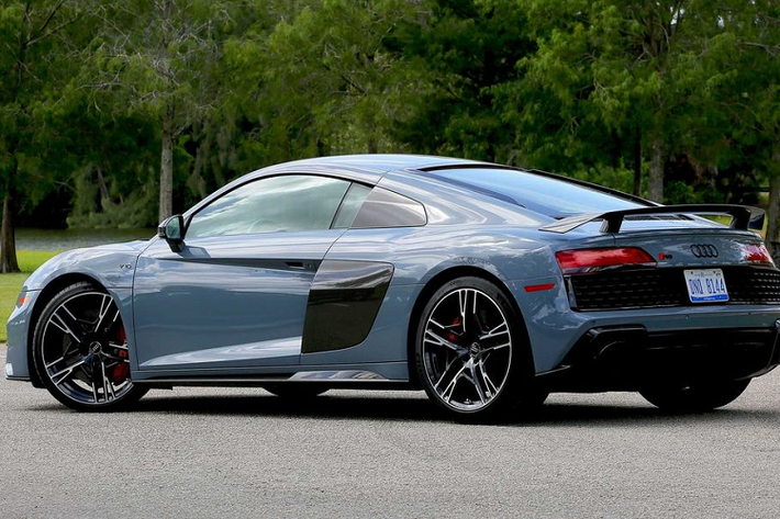 Đây không phải là mẫu xe thể thao thuần điện đầu tiên của Audi vì vào năm 2015 nhà sản xuất ôtô Đức đã cho ra mắt mẫu siêu xe Audi xe R8 e-tron. Nhưng đáng tiếc là thời điểm đó có lẽ là quá sớm cho một mẫu xe như vậy nên R8 e-tron đã thu về doanh số bán hàng “thảm hại”