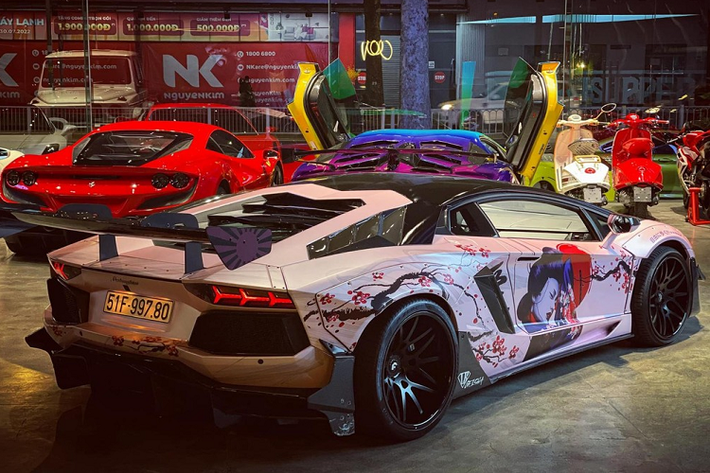 Tại Việt Nam chỉ có đúng 1 chiếc xe Lamborghini Aventador LP700-4 độ Liberty Walk bản giới hạn 50 body kit trên toàn thế giới. Chủ nhân ban đầu của xe là 1 tay chơi đến từ tỉnh Bà Rịa - Vũng Tàu cho biết mất gần 3 tỷ đồng để sở hữu bản độ chính hãng của Liberty Walk. Và đến nay, "cực phẩm" độ có một không hai này được tay chơi xe đến từ Tây Nguyên bán lại cho một công ty nhập khẩu siêu xe ở quận 1, TP HCM.