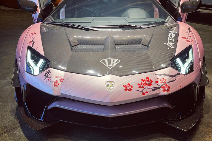 Trong số hàng chục siêu xe Lamborghini Aventador đang lăn bánh tại dải đất hình chữ S này có thể kể đến rất nhiều phiên bản xe đình đám chẳng hạn như LP700-4 Coupe và mui trần hơn 13 chiếc, Lamborghini Aventador S có 2 chiếc, Lamborghini Aventador SV tổng 4 xe với bản Coupe và Roadster và cuối cùng chính là những chiếc Lamborghini Aventador SVJ. Và chỉ có duy nhất một chiếc mang tên gọi Lamborghini Aventador Limited Edition 50.