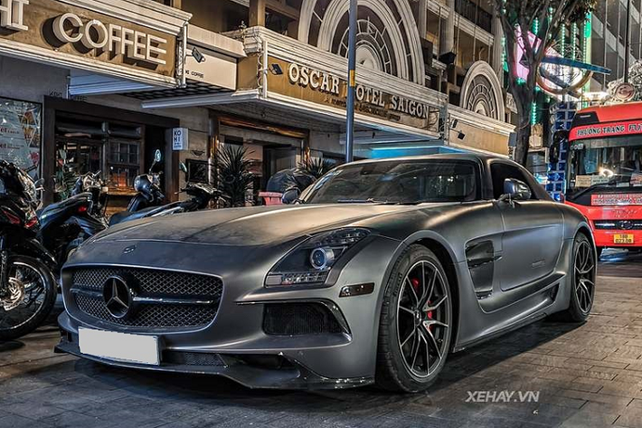 Trong bài là chiếc Mercedes-AMG SLS thứ 5 về Việt Nam, ban đầu xe có ngoại thất màu trắng khá đơn điệu nhưng hiện đã được đổi sang màu xám nhám bằng phương pháp dán decal quen thuộc.