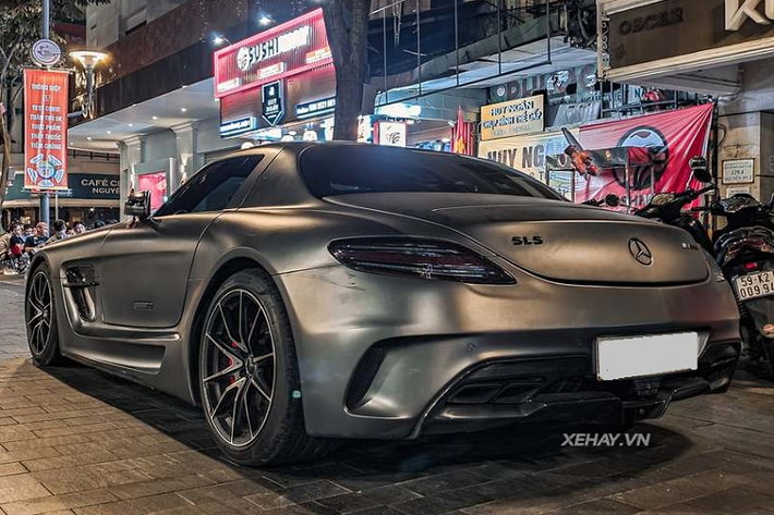 Cung cấp sức mạnh cho Mercedes-AMG SLS là khối động cơ hút khí tự nhiên V8 6.2L sản sinh công suất tối đa 563 mã lực và mô-men xoắn cực đại 650Nm.