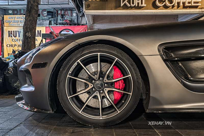 Siêu phẩm Mercedes-AMG SLS vốn được phát triển để kỷ niệm mẫu xe cánh chim huyền thoại thập niên 1950 - mẫu W196S 300 SLR. Mercedes-AMG SLS ra mắt lần đầu hồi năm 2010.