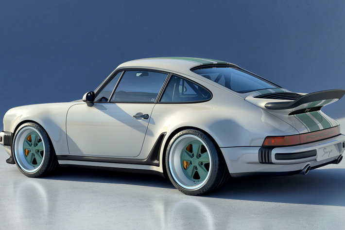 Singer đã quyết định sử dụng động cơ 6.8 lít làm mát bằng không khí cho các phiên bản 911 Turbo với hai bộ tăng áp, bộ làm mát liên kết nước - không khí và hệ thống xả khí thải điện tử. Nhằm đem tới cho xe bộ làm mát trung tâm hiện đại, Singer đã tạo hình lại phần hốc gió hông xe được đặt ngay phía trước bánh sau, thiết kế lại chi tiết này để trở thành một khe hút gió.