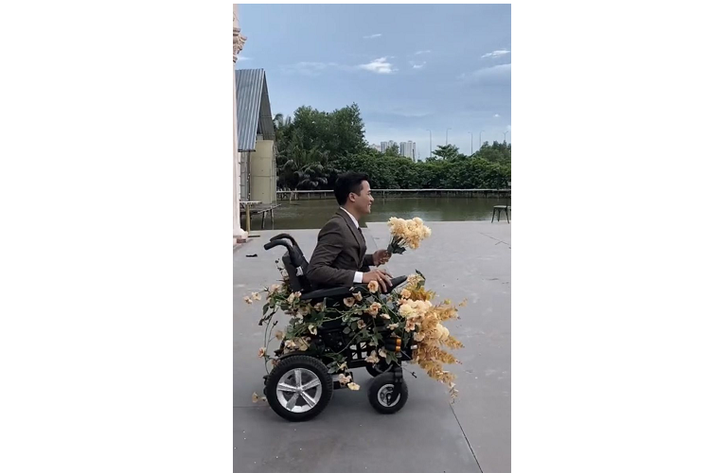 Được biết, chuyện tình của cặp đôi Tô Đình Khánh (30 tuổi, sống tại TP.HCM) và cô gái xinh đẹp tên Thương (26 tuổi, sinh ra ở Bình Định) như một câu chuyện cổ tích mà chính người trong cuộc cũng không dám tin là sự thật. Trước kia anh Khánh vốn có cơ thể lành lặn như bao chàng trai khác. Anh chàng điển trai lại hoạt ngôn nên theo đuổi đam mê kinh doanh online.