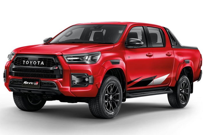Lưới tản nhiệt được chia thành 2 tầng nhờ nẹp ở giữa, tích hợp tem chữ nổi "Toyota" cỡ lớn. Thêm vào đó là cản trước mới với khe gió nằm dọc ở hai góc, tích hợp đèn sương mù khá nhỏ và tấm ốp gầm sơn cùng màu thân xe.