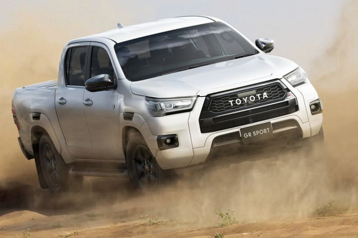 Bên sườn, Toyota Hilux GR Sport 2022 có thêm bộ vành hợp kim 17 inch được sơn 2 màu và nằm trong lốp chạy mọi địa hình. Ngay cả ốp cua lốp, ốp gương chiếu hậu và bệ bước chân của xe cũng khác với Toyota Hilux thông thường.