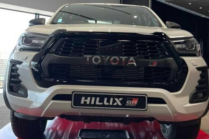 Cuối cùng là logo "GR" trên lưới tản nhiệt, cửa trước và thanh thể thao ở thùng sau như dấu hiệu nhận biết cho phiên bản thể thao hơn của mẫu xe bán tải này.