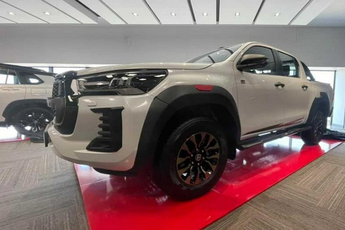 Trong thời gian qua, hãng Toyota đã liên tục giới thiệu phiên bản thể thao GR Sport của dòng xe bán tải Hilux ở nhiều thị trường trên thế giới, đầu tiên là Thái Lan rồi đến Nhật Bản và châu Âu. Đến nay, lại tới lượt Toyota Hilux GR Sport 2022 lộ diện ở thị trường Nam Phi.