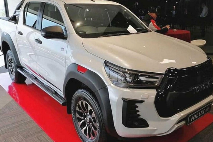 Qua những hình ảnh chụp tại đại lý, có thể thấy mẫu xe bán tải Toyota Hilux GR Sport 2022 dành cho Nam Phi sở hữu thiết kế giống xe ở châu Âu đồng thời khác phiên bản tại Thái Lan và Nhật Bản. Tương tự xe ở châu Âu, Toyota Hilux GR Sport 2022 dành cho Nam Phi cũng lấy cảm hứng thiết kế từ mẫu xe đua GR DKR Hilux T1+ ra mắt vào hồi tháng 9/2021.