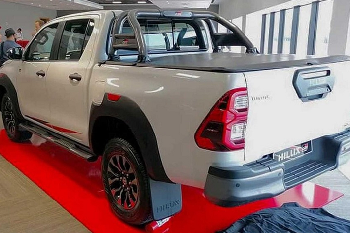 Ngoài ra, tin đồn còn cho biết, Toyota Hilux sẽ được sáp nhập làm một với người anh em Tacoma. Điều này đương nhiên sẽ ảnh hưởng đến phiên bản SUV của 2 mẫu xe bán tải kể trên. Theo đó, Toyota Fortuner và 4Runner sẽ được sáp nhập với nhau để giảm chi phí trong giai đoạn khó khăn khi hãng Toyota đầu tư mạnh tay vào xe năng lượng mới.