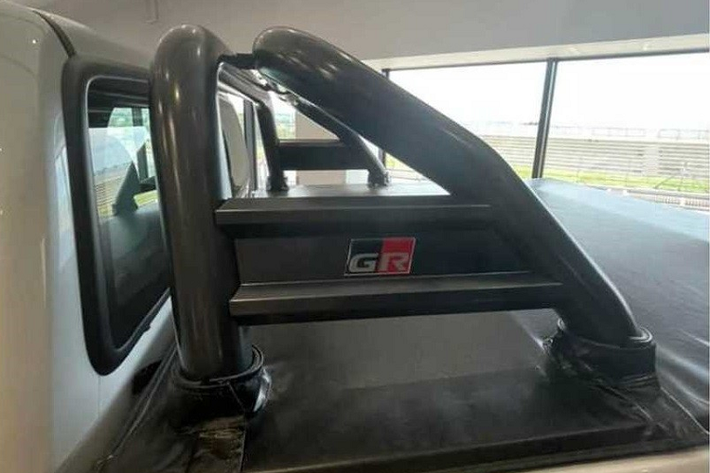 Như vậy, so với Toyota Hilux bản thường, mẫu xe này có công suất và mô-men xoắn đều tăng 10%. Ngoài ra, Toyota Hilux GR Sport 2022 ở Nam Phi còn mạnh hơn xe ở những thị trường khác.