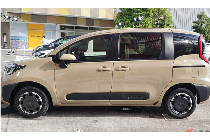 Được phát triển dựa trên cơ sở gầm bệ TNGA (GA-B), mẫu xe MPV cỡ nhỏ Toyota Sienta 2023 không thay đổi nhiều về kích thước với chiều dài 4.260 mm, chiều rộng 1.695 mm, chiều cao 1.695 - 1.715 mm (tùy phiên bản) và chiều dài cơ sở 2.750 mm.