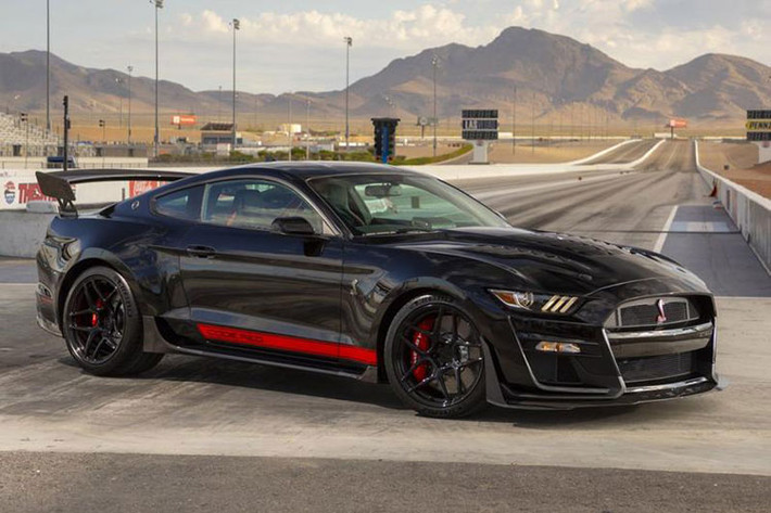 "Siêu rắn" Shelby GT500 phiên bản thường hiện cũng đã có mặt tại Việt Nam và đang nằm trong garage của ông Đặng Lê Nguyên Vũ.