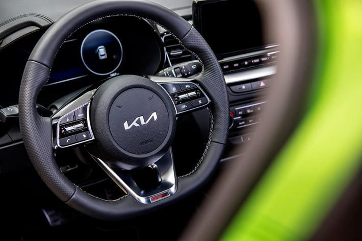 Khi mua Kia XCeed 2022, khách hàng châu Âu sẽ được chọn 1 trong 5 loại động cơ. Đầu tiên là động cơ xăng 4 xi-lanh, tăng áp, dung tích 1.5L với công suất tối đa 158 mã lực. Trong khi đó, bản GT-Line dùng động cơ xăng 4 xi-lanh, tăng áp, dung tích 1.6L, cho công suất tối đa 201 mã lực và mô-men xoắn cực đại 265 Nm