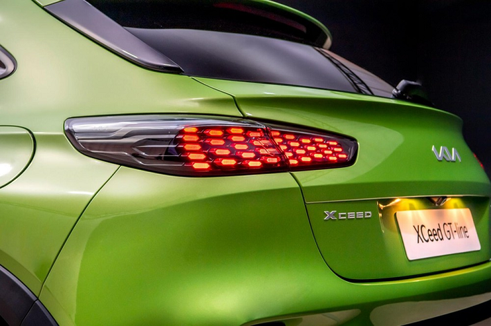 Trái với ngoại thất, nội thất của Kia XCeed 2022 không tập trung vào thiết kế mà chủ yếu thay đổi về hệ thống kết nối. Cụ thể, xe được trang bị hệ thống Kia Connect mới nhất, hỗ trợ lịch Google và Apple, cho phép người lái lên lộ trình trước, gửi dữ liệu định vị từ điện thoại thông minh đến xe.