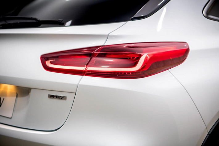 Ngoài ra, Kia XCeed 2022 còn có khe gió nằm dọc mới ở hai góc đầu xe. Nằm hai bên hốc gió trung tâm là chi tiết trang trí hình chữ "C" ngược màu đen mới. Bên sườn, Kia XCeed 2022 chỉ được cải tiến nhẹ với vành la-zăng 16 inch tiêu chuẩn và 18 inch tùy chọn.