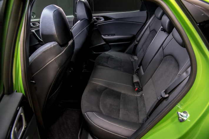 Kia XCeed 2022 sẽ được trang bị hệ thống radio DAB với màn hình 5 inch ở bản tiêu chuẩn. Bản tầm trung sẽ dùng màn hình cảm ứng 8 inch, hỗ trợ Android Auto và Apple CarPlay không dây. Bản cao cấp sẽ có thêm màn hình thông tin giải trí 10,25 inch, cho phép kết nối Bluetooth với 2 điện thoại cùng lúc, và bảng đồng hồ kỹ thuật số 12,3 inch.
