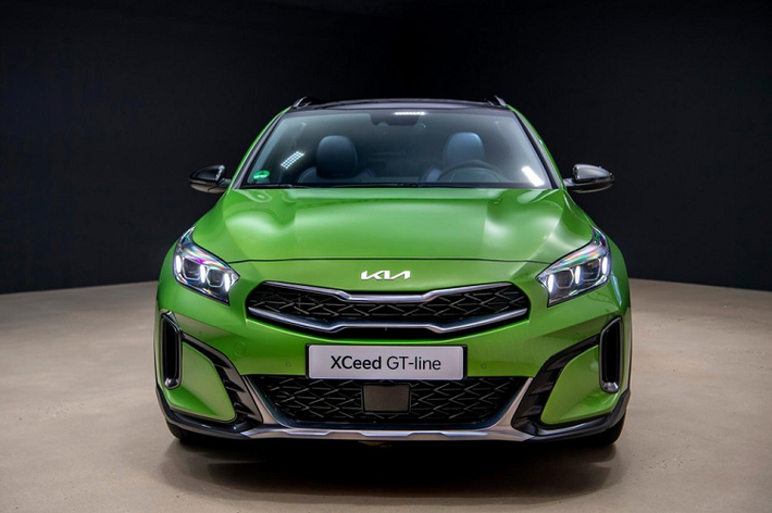 Không chỉ thay đổi nhẹ ở ngoại hình, Kia XCeed 2022 còn có thêm bản GT-Line thể thao hơn. Bản GT-Line tạo sự khác biệt bằng viền lưới tản nhiệt mỏng hơn, hốc gió trên cản trước nổi bật hơn.