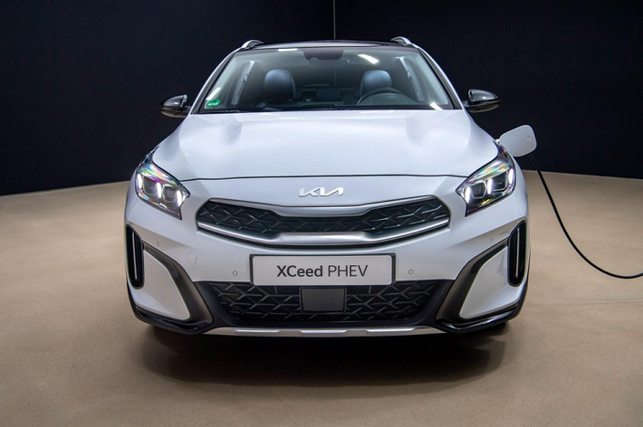 Ở phiên bản nâng cấp, mẫu xe SUV Kia XCeed 2022 được trang bị thiết kế đầu xe hầm hố hơn nhờ cụm đèn pha LED và cản trước mới. Bên cạnh đó là lưới tản nhiệt hình "mũi hổ" hẹp hơn trước và được bao quanh bằng nẹp mạ crôm.