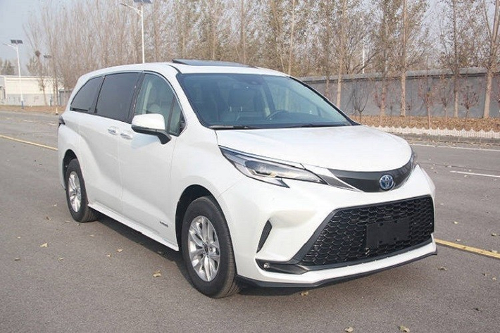 Tại thị trường Trung Quốc, Sienna do liên doanh GAC Toyota sản xuất. Trong khi đó, Granvia lại là sản phẩm của liên doanh FAW Toyota tại Trung Quốc. Dự kiến, Toyota Granvia 2022 mới sẽ chính thức trình làng vào tháng 5 năm nay. Trước thời điểm đó, mẫu MPV cỡ lớn này đã lộ diện thông qua những hình ảnh được đăng lên trang web của Bộ Công nghiệp và Công nghệ Thông tin Trung Quốc.