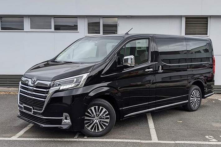 Nói đến cái tên xe MPV Toyota Granvia, nhiều người sẽ liên tưởng đến phiên bản sang trọng hơn của mẫu xe van thương mại hạng nhẹ Hiace. Thế nhưng, tại thị trường Trung Quốc, cái tên này lại được dùng cho "anh em sinh đôi" của Toyota Sienna.