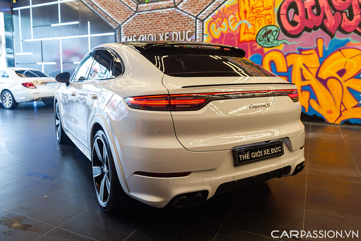 Porsche Cayenne Coupe S được trang bị động cơ V6 tăng áp kép dung tích 2.9L, đi kèm hộp số ly hợp kép 8 cấp. Động cơ này sản sinh công suất tối đa 440 mã lực cùng mô-men xoắn cực đại đạt 550Nm. Xe có khả năng tăng tốc 0-100 km/h trong 5,2 giây, tốc độ tối đa 265 km/h.