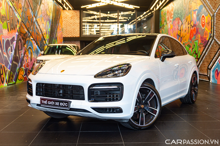 Mới đây, một chiếc Porsche Cayenne S siêu lướt đã được chào bán tại showroom xe sang tại Hà Nội với giá 8,5 tỷ đồng đi kèm nhiều tùy chọn đắt tiền cùng mức ODO mới chỉ dừng lại ở con số hơn 2.000 km.