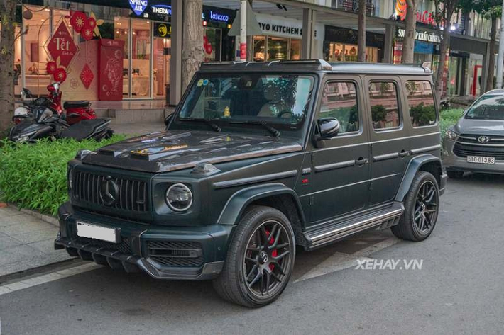 Cụ thể, chiếc Mercedes-AMG G63 tại Việt Nam này đã được làm đẹp với gói G63 AMG Winner (số thứ tự 001) của hãng Larte Design. Gói này bao gồm nhiều chi tiết làm từ sợi carbon siêu nhẹ như líp gió cỡ lớn phía trước tích hợp các khe gió mạnh mẽ, lưới tản nhiệt được trang trí thêm sợi carbon và đính kèm logo của hãng độ Nga.