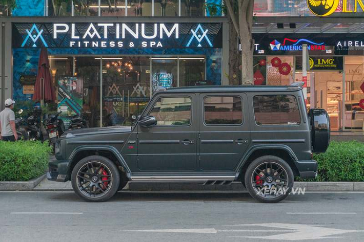 Nắp ca-pô nguyên bản của chiếc Mercedes-AMG G63 độ Larte Design được nâng cấp lên chi tiết mới dập gân nổi mạnh mẽ và có hai khe hút gió to bản ở phía trước. Ngoài ra, nóc xe được bổ sung dàn đèn LED hỗ trợ, chi tiết này cùng bệ bước chân cũng được ốp sợi carbon để tăng tính thẩm mỹ cho xe.