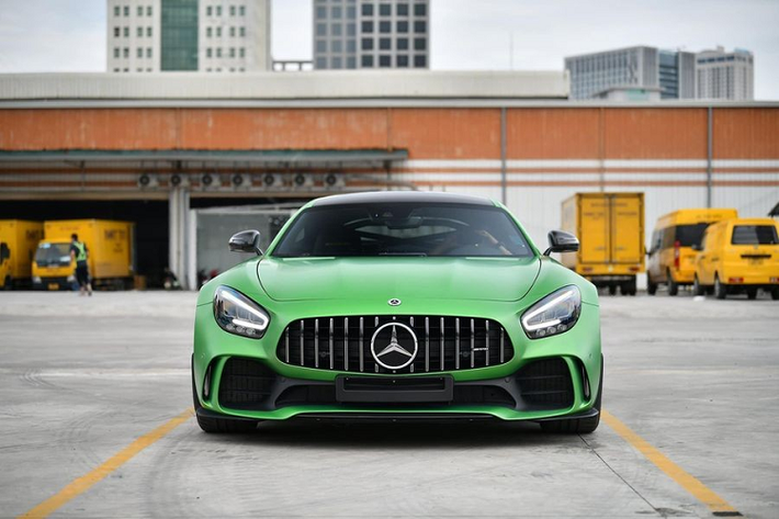 Mercedes-AMG GT R tại Việt Nam hiện đã có 5 chiếc với 3 xe thuộc phiên bản tiêu chuẩn và 2 xe còn lại là Mercedes-AMG GT R Pro, phiên bản nâng cấp giữa vòng đời cũng như việc sản xuất giới hạn dừng ở 750 chiếc trên toàn thế giới. Lúc mới vén màn AMG GT R, thương hiệu xe sang đến từ Đức đã đưa ra nhiều lựa chọn màu sơn cho xe và đáng chú ý trong số này là màu xanh mang mã AMG Green Hell Magno, 1 bộ áo về sau này gắn liền với các siêu xe Mercedes-AMG GT.