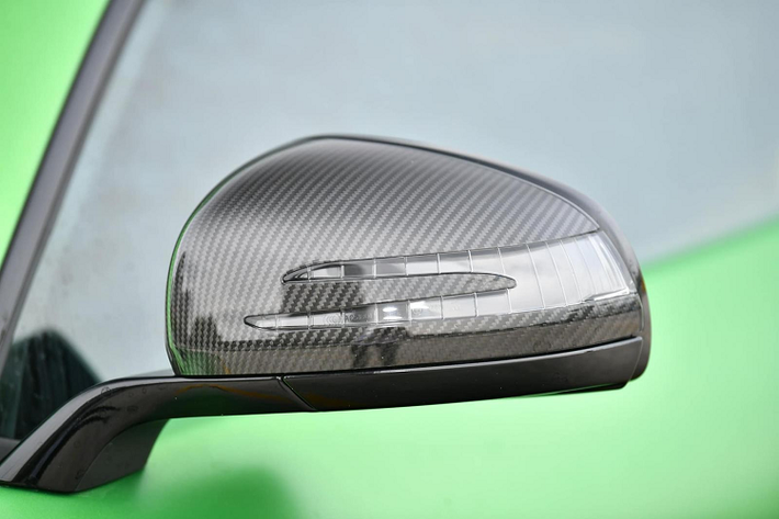 Mercedes-AMG GT R là phiên bản siêu xe mang đến cảm giác trải nghiệm lái đã và thích thú hơn so với bản tiêu chuẩn Mercedes-AMG GT hay Mercedes-AMG GT S Edition One đều đã có mặt tại Việt Nam. Thiết kế của xe Mercedes-AMG GT R cũng ấn tượng hơn 2 phiên bản còn lại và chỉ xếp sau Mercedes-AMG GT R Pro cũng như là Mercedes-AMG GT Black Series đang nhăm nhe về nước.