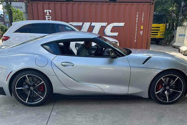 Sức mạnh của Toyota GR Supra thế hệ thứ 5 sẽ được truyền tới cầu sau thông qua hộp số tự động 8 cấp có tích hợp lẫy chuyển số trên vô lăng, nhờ đó, mẫu xe thể thao của các dân chơi tốc độ có thể dễ dàng tăng tốc từ vị trí xuất phát lên 96 km/h trong thời gian khoảng 4,1 giây trước khi đạt vận tốc tối đa 250 km/h.