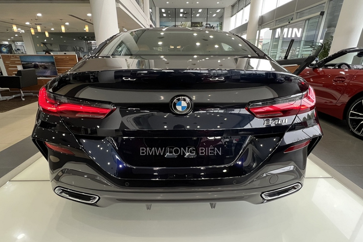 Chiếc BMW 840i Gran Coupe chính hãng đầu tiên ở Hà Nội có ngoại thất màu đen, đi kèm gói M Sport, mâm M 5 chấu kép và hệ thống phanh M hiệu suất cao với cùm phanh màu xanh tương phản thú vị.