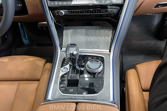 Cụm đồng hồ kỹ thuật số 12,3 inch, màn hình trung tâm 10,25 inch hỗ trợ Apple CarPlay không dây kết hợp âm thanh Harman Kardon, điều hoà tự động 4 vùng, hàng ghế sau chỉ gồm 2 ghế riêng biệt, cửa sổ trời cỡ lớn...