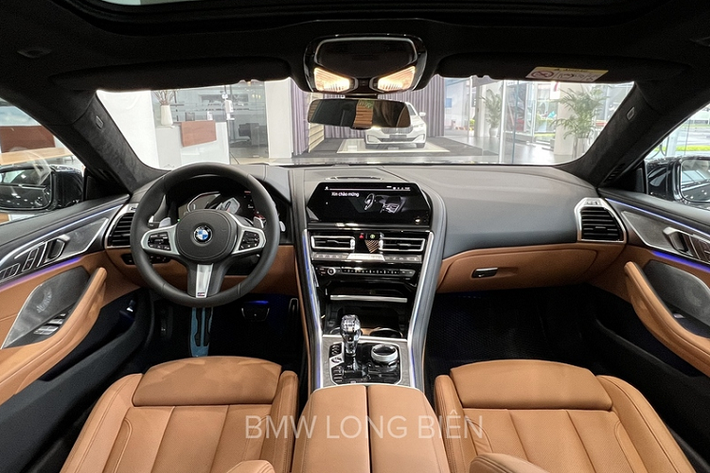 Di chuyển vào bên trong, chiếc BMW 840i Gran Coupe đang được trưng bày trong showroom có nội thất nâu ấm áp, vô lăng M 3 chấu thể thao.