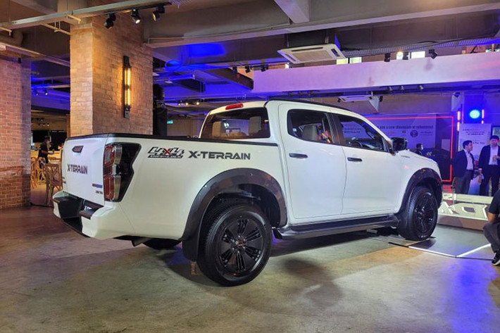 Những trang bị ngoại thất còn lại của mẫu xe bán tải Isuzu D-Max X-Terrain 2022 không khác gì phiên bản cũ, như vành hợp kim 18 inch sơn màu xám đậm, tương tự lưới tản nhiệt, ốp gương ngoại thất, tay nắm cửa, ốp cua lốp và bệ bước chân bên sườn.