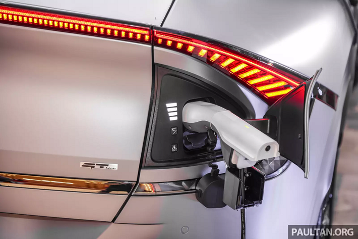 Hyundai Ioniq 5 có kích thước dài x rộng x cao lần lượt là 4.635 x 1.890 x 1.605 mm, chiều dài cơ sở 3.000 mm. Kích thước này, cùng với thiết kể đáy phẳng đặc trưng của xe điện hứa hẹn sẽ đem đến không gian cực kỳ rộng rãi cho hành khách.