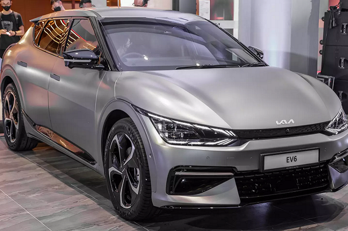 Phiên bản được nhập khẩu và mở bán tại Malaysia là Kia EV6 GT-Line AWD 2022 mới. Đây là phiên bản xe điện hiệu suất cao với cấu hình và trang bị cao của dòng này. Chiếc xe sở hữu bộ pin 77.4 kWh, tầm hoạt động 506 km, công suất 325 mã lực và hệ dẫn động tất cả các bánh AWD.