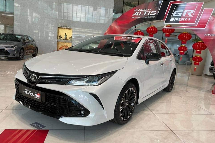 Toyota Corolla Altis phiên bản mang phong cách thể thao GR-S (GR Sport) đã lần đầu tiên trình làng tại thị trường Thái Lan vào hồi tháng 1 đầu năm nay. Tuy nhiên, hóa ra, mẫu xe này đã được đăng kiểm tại Việt Nam vào hồi tháng 12 năm ngoái, cùng với các phiên bản khác của dòng Toyota Corolla Altis 2022 mới.