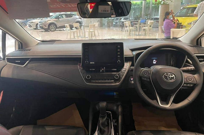 Ở bên sườn, Toyota Corolla Altis GR-S 2022 cũng có một số chi tiết ngoại thất riêng như ốp gương chiếu hậu màu đen bóng, cánh lướt gió và bộ vành hợp kim 17 inch mới với thiết kế đa chấu, sơn 2 màu. Trong khi đó, phía sau xe có thêm bộ khuếch tán gió và logo "GR" mới. Cũng như ngoại thất, nội thất của Toyota Corolla Altis GR-S 2022 được thay đổi nhẹ về thiết kế với ghế bọc da phối 2 màu đen - đỏ và khâu chỉ đỏ.