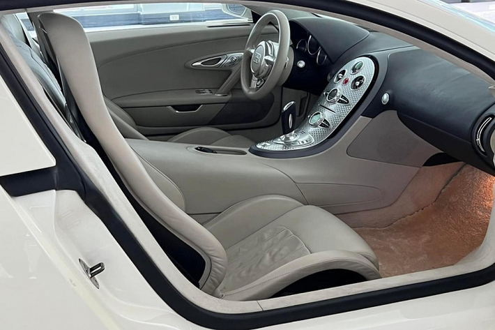 Bugatti Veyron được trang bị khối động cơ 16 xy-lanh xếp hình chữ W, dung tích 8 lít, 64 van, 4 trục cam, 4 bộ tăng áp, sản sinh công suất tối đa 1.001 mã lực và mô-men xoắn cực đại 1.250 Nm. Cỗ máy của Bugatti Veyron đã không dành cho số đông người mê tốc độ.