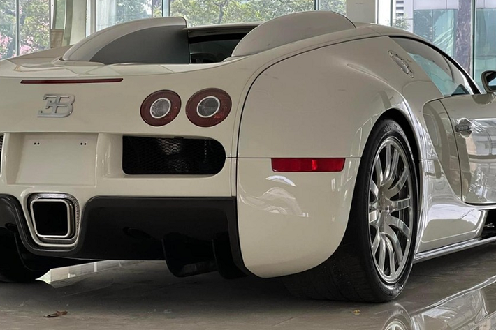 Nguyên nhân mà siêu xe Bugatti Veyron của Đặng Lê Nguyên Vũ có mặt tại đây được chia sẻ là để tổng vệ sinh, trước khi được Chủ tịch Trung Nguyên cầm lái trên đường trong thời gian sắp tới.