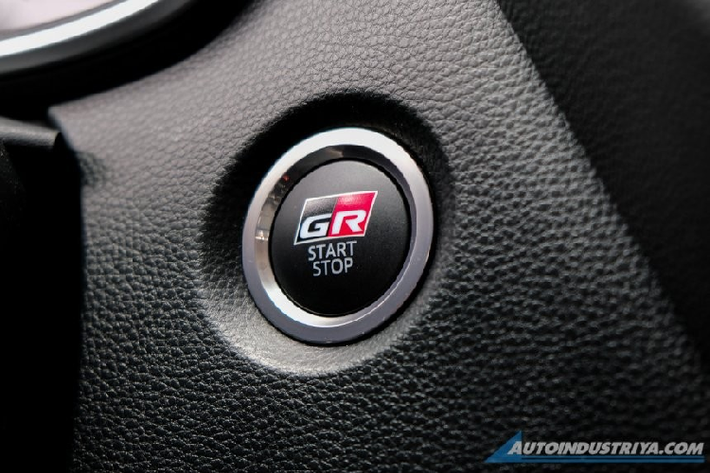 Tương tự ngoại thất, nội thất của Toyota Corolla Altis GR Sport 2022 cũng được cải tiến nhẹ với ghế bọc da, đi kèm chỉ khâu màu đỏ thể thao. Tay nắm trên mặt cửa cũng được sơn màu đỏ làm điểm nhấn. Tiếp đến là lẫy chuyển số sau vô lăng và logo GR trên tựa đầu ghế, nút bấm khởi động máy cũng như thảm sàn.