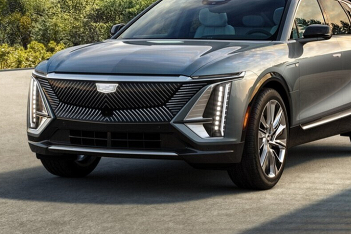 Sức mạnh của Cadillac Lyrig 2023 chạy điện cũng vượt trội hơn khi so với Audi e-tron có hệ dẫn động AWD và motor điện kép cho công suất lên tới 402 mã lực và momen xoắn 664 Nm. Hay Jaguar I-Pace EV400, sản sinh công suất kết hợp 394 mã lực và momen xoắn 693 Nm.