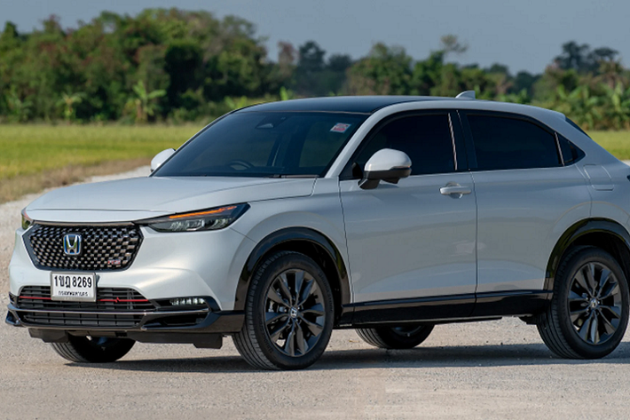 Sau khi ra mắt ở Thái Lan và Indonesia, Honda HR-V 2022 mới đã có kế hoạch ra mắt và phân phối tại thị trường Việt Nam. Thời điểm ra mắt dự kiến tháng 6 năm nay và hiện tại các đại lý đã bắt đầu nhận đặt cọc Honda HR-V 2022, được biết phiên bản “RS” cao cấp có giá bán tạm tính khoảng 870 triệu đồng.