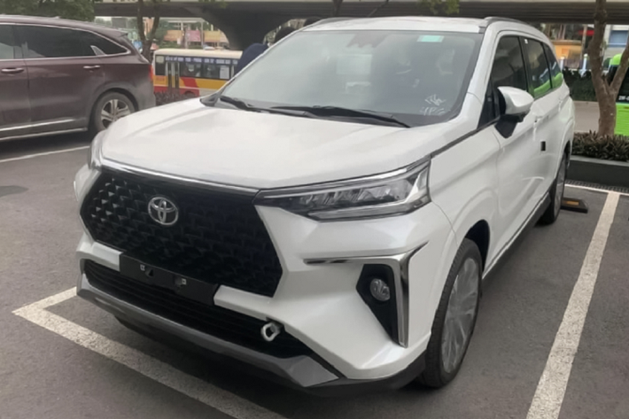 Theo tìm hiểu, Veloz Cross 2022 được phân phối tổng cộng 2 phiên bản bao gồm Toyota Veloz Cross và Veloz Cross Top với giá bán tạm tính hơn 650 triệu đồng. Toyota Veloz Cross 2022 sẽ là mẫu xe chủ lực, đảm nhận vai trò cạnh tranh trực tiếp với đối thủ Mitsubishi Xpander/Xpander Cross và Suzuki XL7 trong phân khúc MPV 7 chỗ cỡ trung.