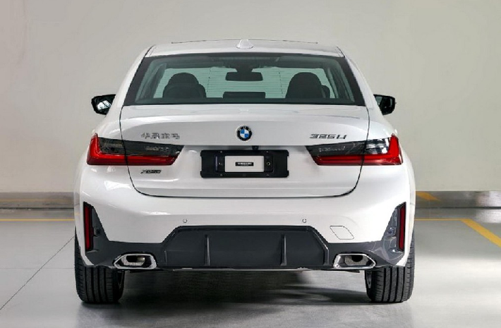 Ở phiên bản thường, BMW 3-Series 2023 sở hữu chiều dài 4.728 mm và chiều dài cơ sở 2.851 mm. Hai con số tương ứng của phiên bản kéo dài Li là 4.838 mm và 2.961 mm. Hiện chưa có hình ảnh chụp nội thất của BMW 3-Series 2023. Tuy nhiên, sẽ không ngạc nhiên nếu xe chia sẻ một số trang bị với BMW i3 eDrive35L như bảng đồng hồ kỹ thuật số và màn hình thông tin giải trí chạy bằng hệ điều hành Operating System 8.